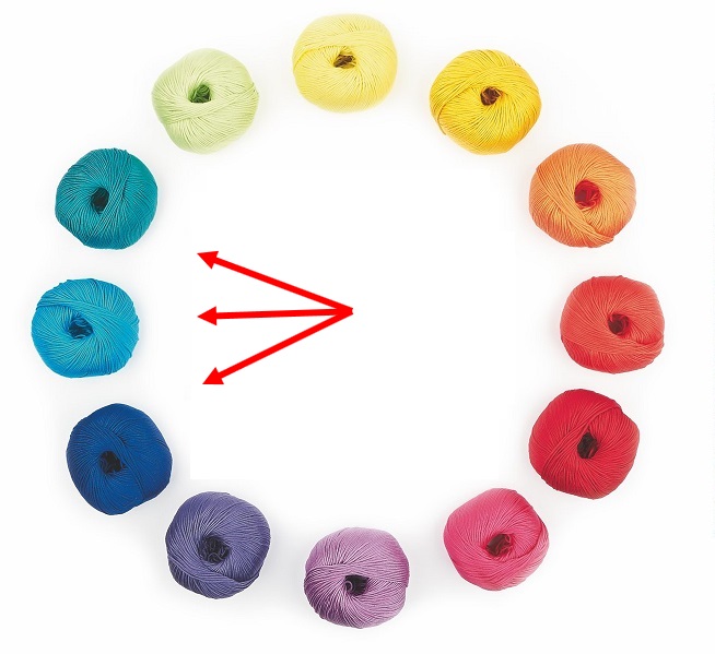 Buntes Garn in Regenbogenfarben, perfekt für modische Handarbeit und DIY-Projekte. Kreative Farbgestaltung.