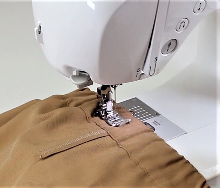 Brauner Stoff, Ziernaht, DIY, handgemacht, schlichtes Design, Nähen, Feinbearbeitung.