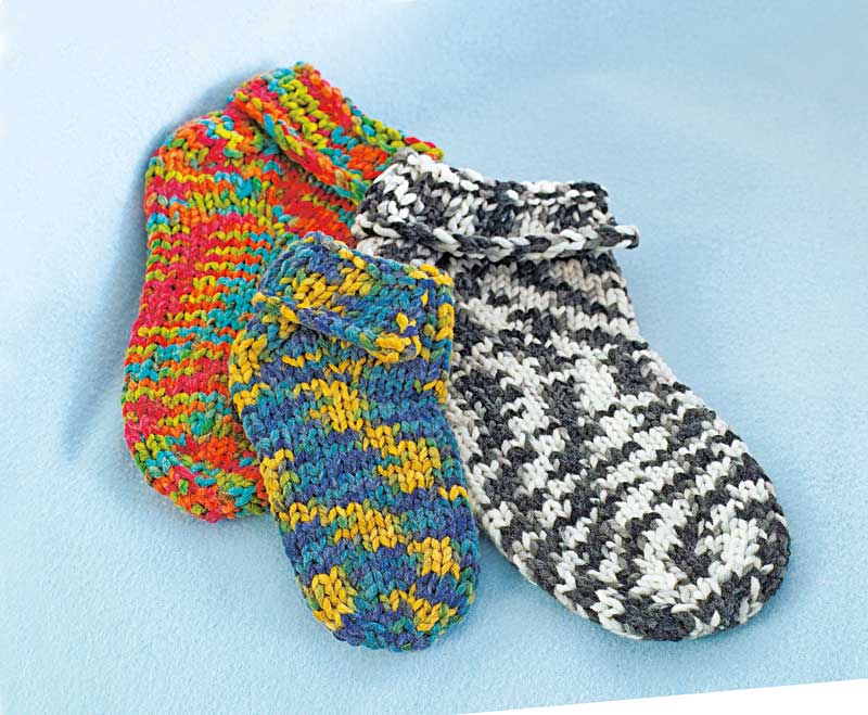 Bunte, handgestrickte Socken in kräftigen Farben und Mustern. DIY-Design und modischer Stil.