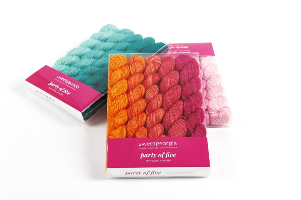 Bunte Garnsets in Türkis, Orange und Rosa; ideal für modische DIY-Projekte. Handarbeit, kreativ, vielseitig.